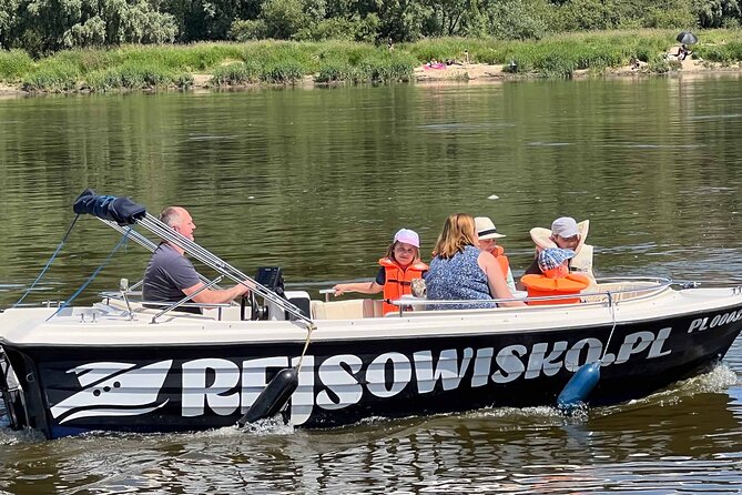 Rental of Motorboat for 5 on Vistula in Warsaw no Licenses Needed - A boat made for five people