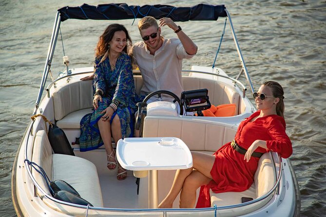 Rental of Motorboat for 5 on Vistula in Warsaw no Licenses Needed - What the $68.69 price really covers