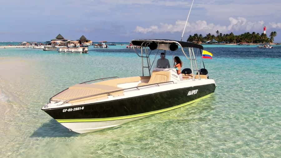 San Andres: Private San Andres Bay Tour by Luxury Speedboat - Why a private boat changes the day