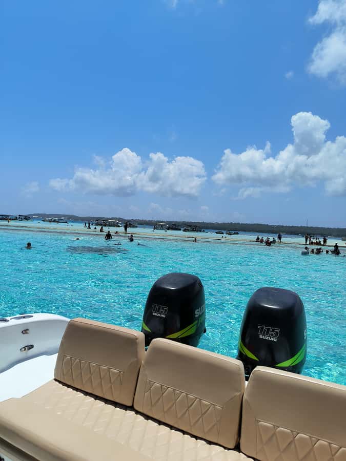 San Andres: Private San Andres Bay Tour by Luxury Speedboat - What the crew and boat setup add