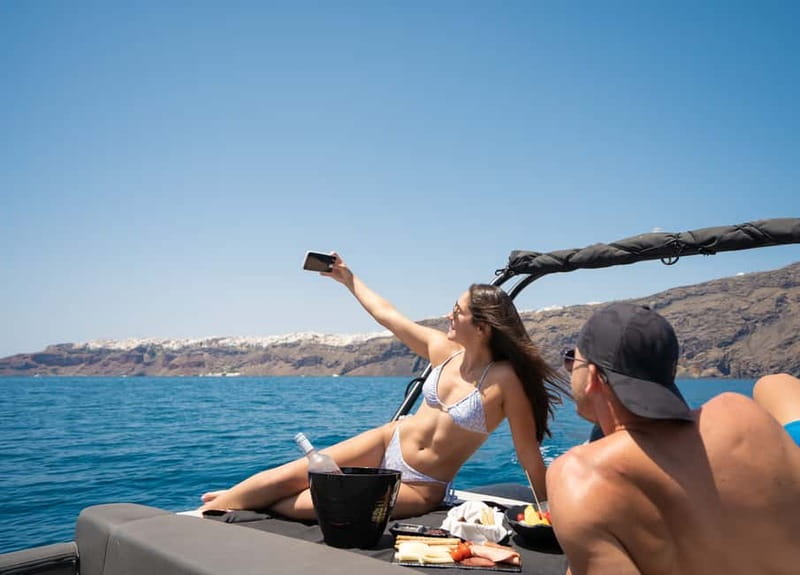 Santorini: half day exclusive speedboat cruise - Skaros and Firostefani from the water