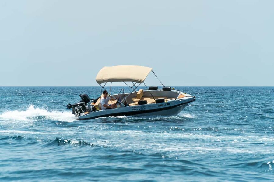 Santorini: License-Free Motor Boat Full or Half-Day Rental - Why seeing Santorini from Vlichada makes sense