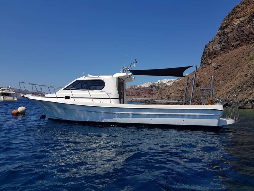 Santorini: Private Motorboat Cruise and Volcano Hike - How the crew affects the experience
