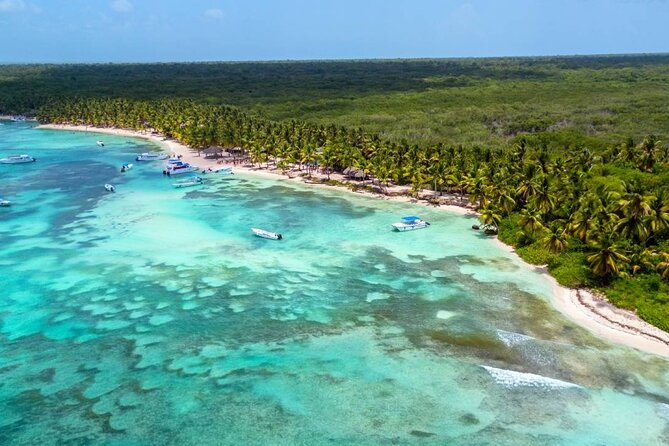 Saône Island in Catamaran and speedboat (blue lagoon) swimming pool. - The speedboat ride from Bayahibe