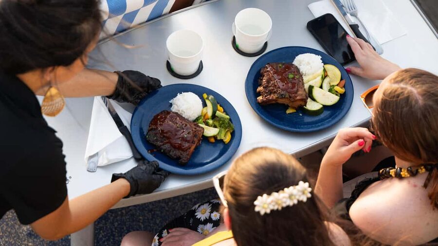 South Maui: Sunset Prime Rib or Island Fish Dinner Cruise - Live music and the onboard mood