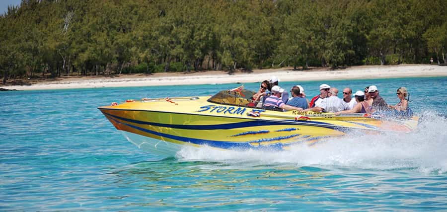 Speed boat to Ile aux Cerfs: Full day incl Lunch & Transfer - The private-island BBQ lunch