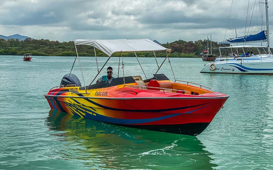 Speed boat to Ile aux Cerfs: Full day incl Lunch & Transfer - Speeding across the east-coast lagoon