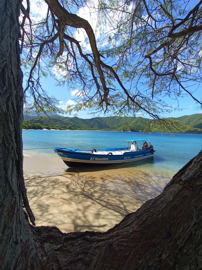 SPEEDBOAT TOUR TO TAYRONA CRISTAL BEACH - Six hours at Playa Cristal