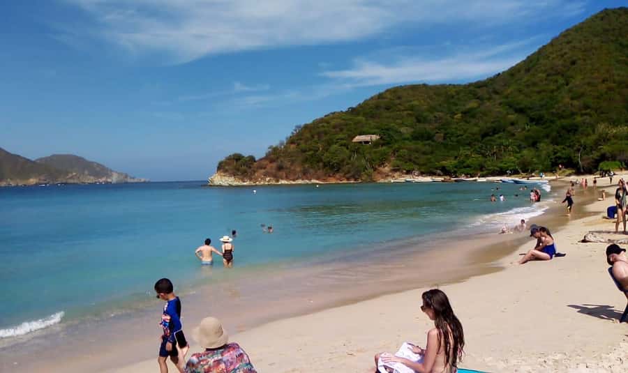 SPEEDBOAT TOUR TO TAYRONA CRISTAL BEACH - Lunch on the sand