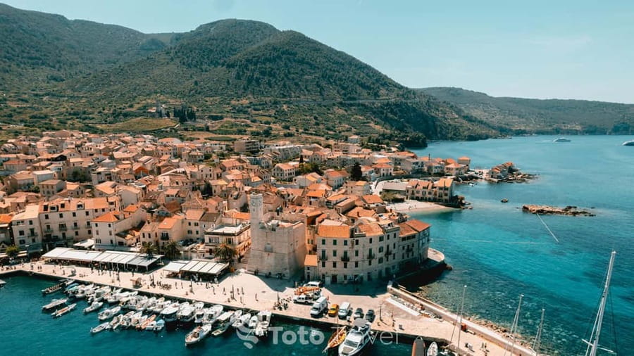 Split/Podstrana: Blue Cave, Hvar & 6 Islands Speedboat Trip - Limestone caves and Stiniva Cove