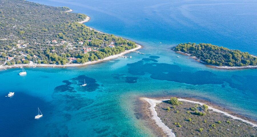 Trogir: White Lagoon, Maslinica & Blue Lagoon Speedboat Tour - A quiet pause at Drvenik Veli
