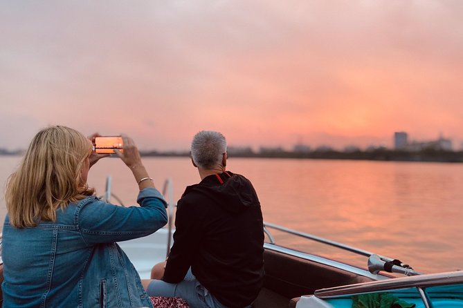 VIP Tour in Saigon: Romantic Sunset Cocktail by SpeedBoat - Guides who add local context