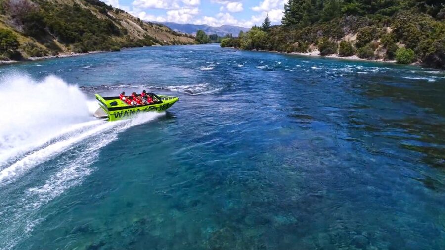 Wanaka: Jet Boat Ride on Clutha River - Guides make the hour better